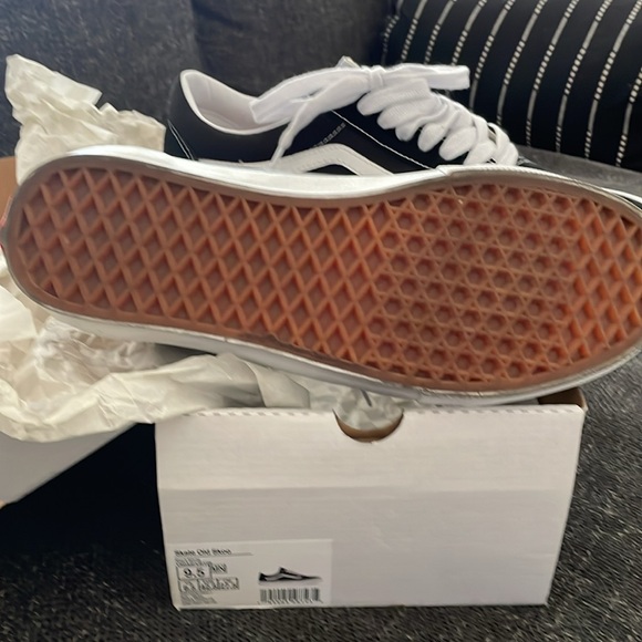 New in box - Vans old school skater - Picture 2 of 3